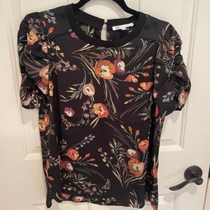 DR2 short sleeve top with sleeve detail